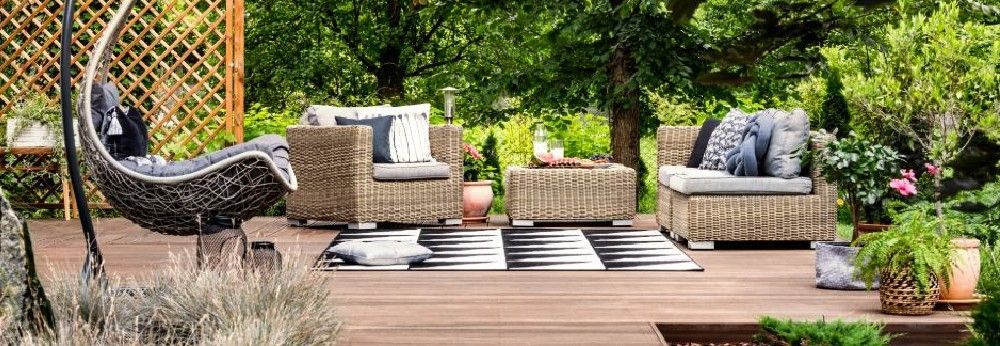 Gemütliche Sitzecke auf einer Terrasse im Grünen